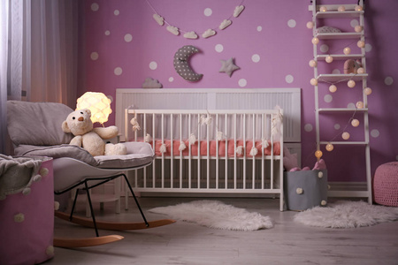 婴儿房内与婴儿床附近的彩色墙