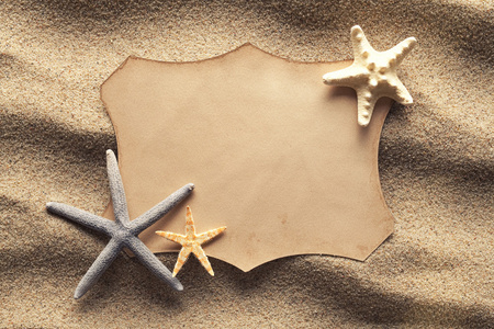 空白的纸卡和海滩上的海星