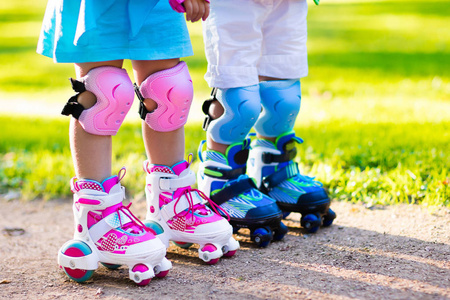儿童活动表与轮滑女孩孩子们轮滑中夏公园孩子们轮滑中夏公园