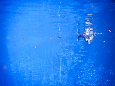 练习潜水和浮潜, 神秘的泻湖, 美丽的透明绿松石蓝水泻湖, 位于鲣鱼市, 马托格罗索州, 巴西