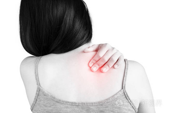 在白色背景上分离出一个女人背痛或痛苦的肩白色背景上剪切路径