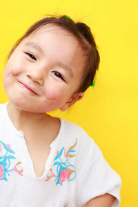 一个四岁的亚洲小女孩在镜头前鬼脸