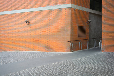 室外建筑与充满活力的红砖墙,在学校的走廊照片