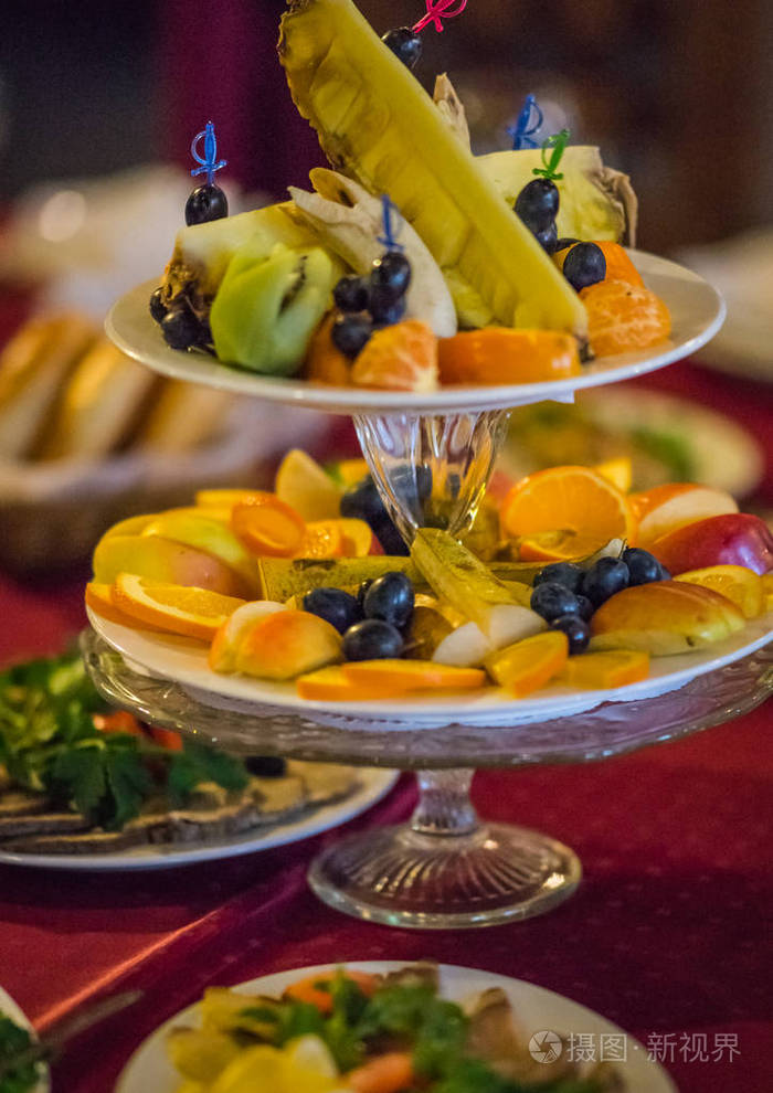 节日餐桌上带切片新鲜水果的菜肴