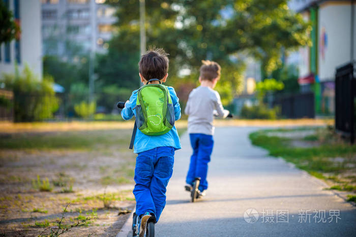 孩子们在户外玩的愉快.站在他们的摩托车上的两个兄弟