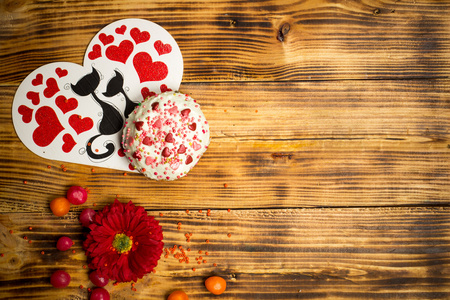 爱情卡片糖蛋糕红花木桌图片