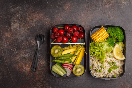 健康膳食准备容器与糙米, 花椰菜, 蔬菜, 水果和浆果头顶上拍摄, 深色 backrground, 顶部视图