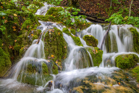 著名的瀑布在普利特维切国家公园, 克罗地亚或瀑布