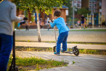 在滑板车上的男孩图片