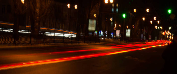 汽车大灯夜的踪影。Freezelight。晚上基辅。基辅