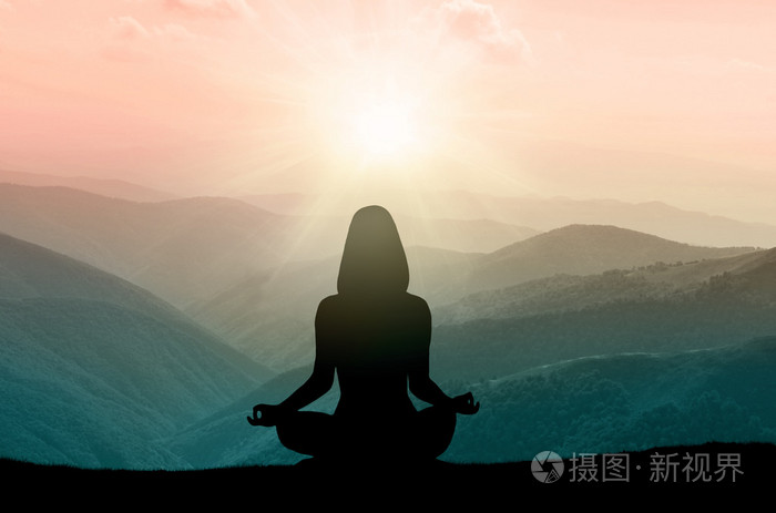 瑜伽和冥想.女人在山上的剪影