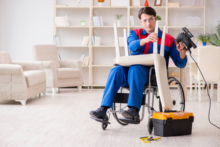 车间残疾人修理椅