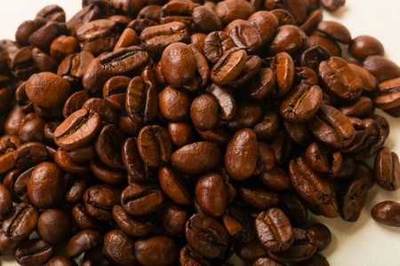 白色背景的美味咖啡豆