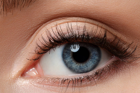 近视眼睛美丽女性的蓝色眼睛近视图照片