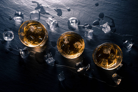 威士忌加冰块图片