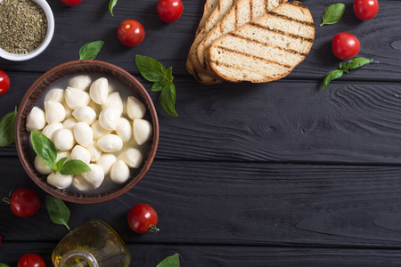 意大利干酪, 樱桃西红柿和面包。意大利健康食品