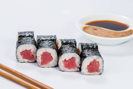 新鲜美味的日本寿司和金枪鱼