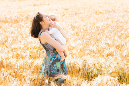 女婴的外形头像在白色的睡眠和襁褓熟睡的婴儿男孩襁褓在巢里年轻的