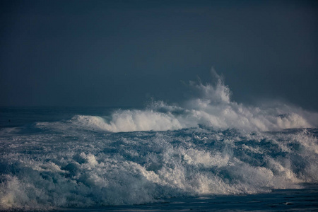 海浪。海水中的风浪