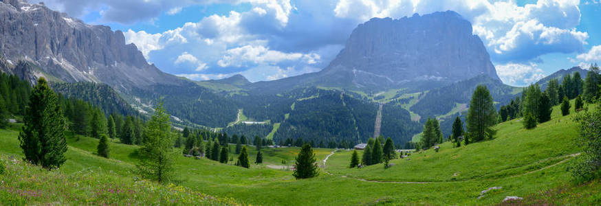 在意大利白云岩上的蝶鞍群美丽的夏天山看法