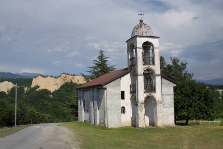 保加利亚, Melnik, 被摒弃的教会与钟楼和风景与岩石形成