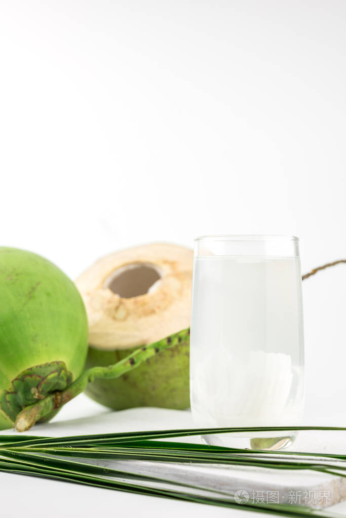 椰汁,白色背景上的喝椰子水