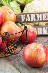 在一个篮子和农民箱白菜农场有机苹果