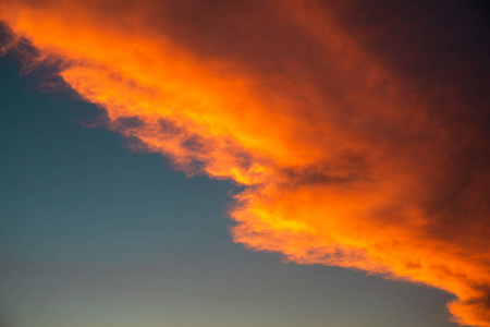 对角橙色风暴云彩在日落光在蓝色天空背景作为抽象自然墙纸