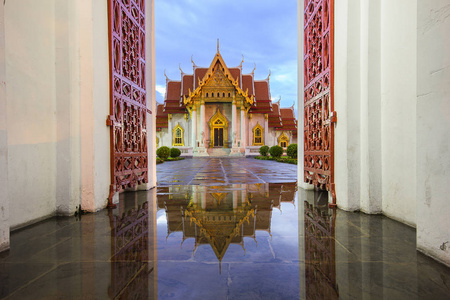 在那黄昏时分用反射在水面上后难下雨，曼谷，泰国曼谷的 Wat Benchamabophit