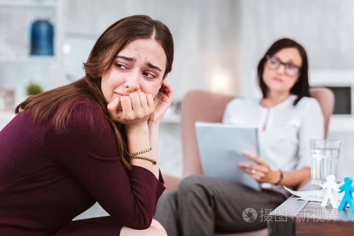 不安的女人转过头, 而访问一个心理学家