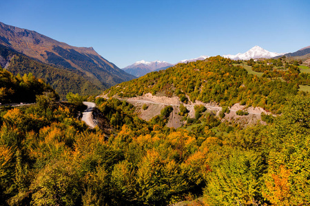 斯瓦涅季美丽的秋景的山路。格奥尔基 