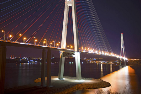 湾大桥夜景。灯光在水