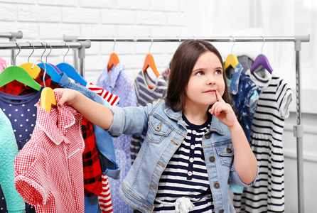 选择新衣服图片