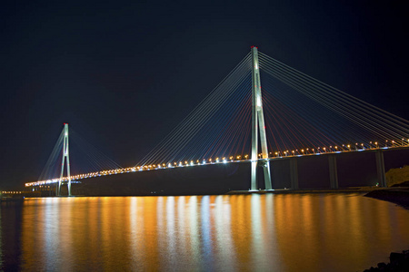 湾大桥夜景。灯光在水