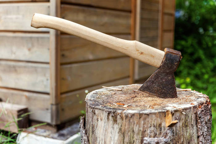 斧头在树桩.斧头准备切割木材.木工工具.伐木工斧子砍伐木材的木头.