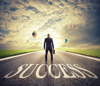 成功商人的概念与公司创业黑色的鞋子,站在路上成功在她通往成功道路