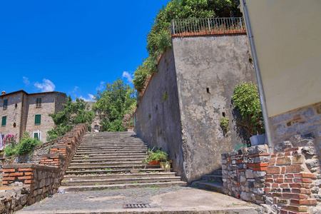 欧洲小城市的一座古老的石梯