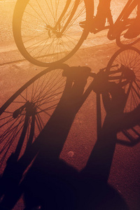 阴影下变得面目全非的道路上骑自行车的人