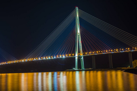 湾大桥夜景。灯光在水