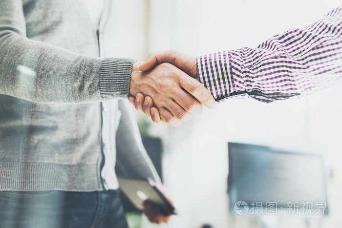 商业伙伴会议. 照片商人握手. 琥珀酸