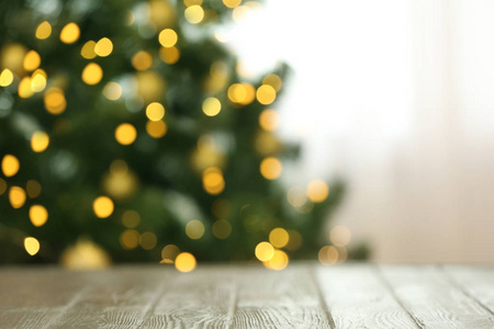 模糊的看法, 杉木树与发光的圣诞灯附近的表室内。节日气氛