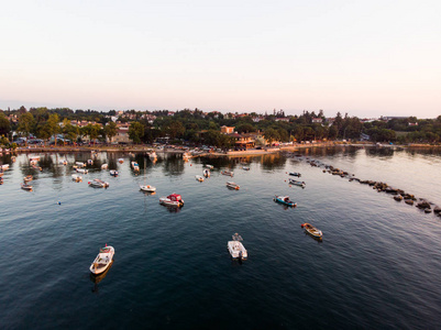 空中无人机鸟瞰伊斯坦布尔图兹拉海滨带船黄金小时蓝色小时。市容