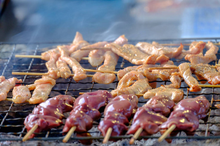 猪肉串和肝鸡串在网格上烧烤