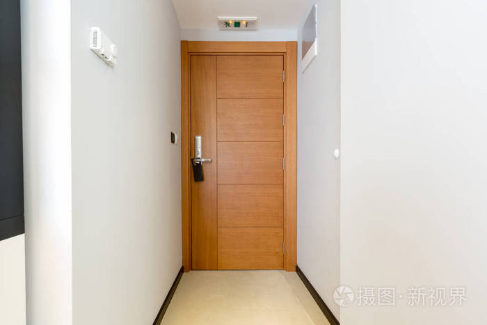 在酒店房间里的木质门