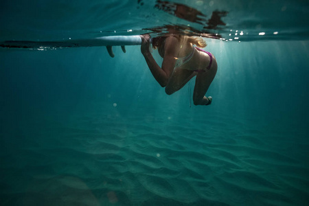 水下冲浪女孩