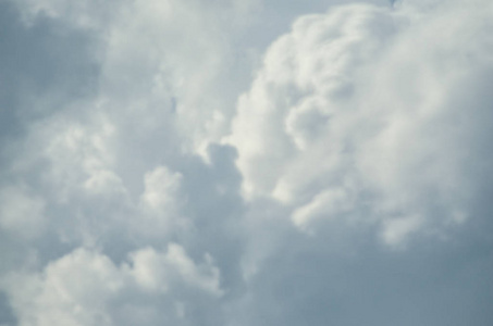 雨后灰暗的天空。多云的天空