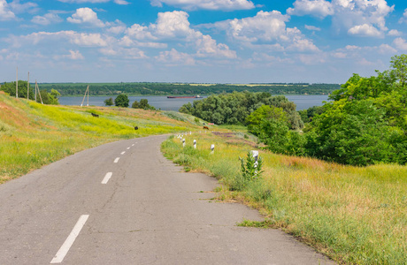 夏天风景与农村路和草甸在路旁在 dnepr 河附近, 乌克兰照片