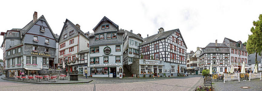德国 Monschau 木框架建筑城市广场全景