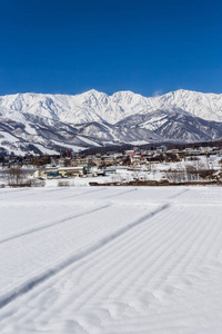 被冬季自然包围的雪山城市, 日本中部