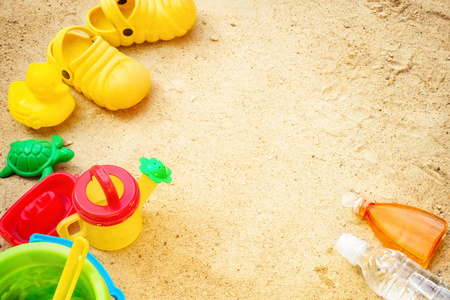 沙滩夏日阳光沙滩儿童玩具和瓶装水拖鞋和防晒霜